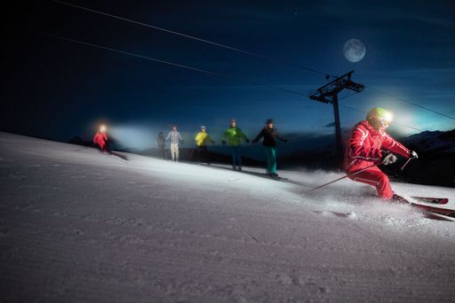 Vorschau Bild von Bei Moonlight Skiing & Dinner können Nachtaktive
ihre Skikünste im Mondschein testen
