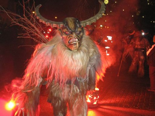 Brauchtumsveranstaltung im Salzkammergut: 800
Kramperl, Perchten, Nikoläuse und Engel am 7. Dezember in Bad
Goisern