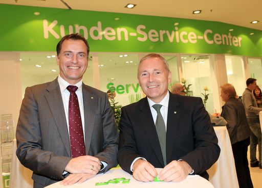 Im Bild (v.l.n.r.) Energie Steiermark
Vorstandsdirektor DI Olaf Kieser und Vorstandssprecher DI Christian
Purrer, eröffnen Kunden-Service-Center in der Shoppingcity
Seiersberg