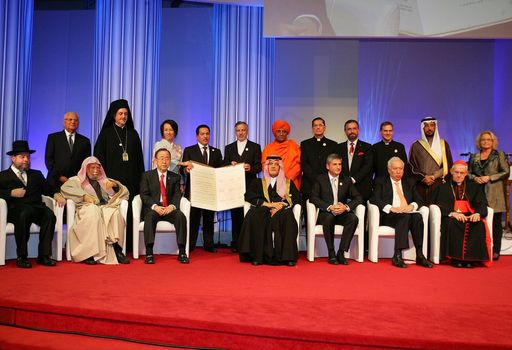  http://www.apa-fotoservice.at/galerie/3676 Nach der
feierlichen Unterzeichnung der KAICIID Affirmation:
UN-Generalsekretär Ban Ki-moon und KAICIID Generalsekretär Faisal
Bin Abdulrahman Bin Muaammar im Kreise der religiösen und
politischen Würdenträger