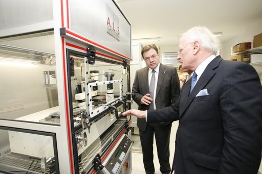 Vorschau Bild von Prof. Günther Bonn zeigt dem Tiroler
Landeshauptmann Günther Platter das neu eröffnete Austrian Drug
Screening Institute.