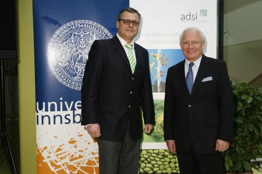  Prof. Lukas Huber und Prof. Günther Bonn, die
beiden wissenschaftlichen Leiter des Austrian Drug Screening
Institutes ADSI, bei dessen Eröffnung.
