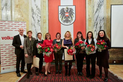  Gruppenbild mit allen Gewinnerinnen (v.l.): Erich
Fenninger (Volkshilfe), Sektionschefin Edeltraud Glettler, Herta
Miro (Ehrenamt), Stella Peckary (Pflegende Angehörige), Sonja Sonai
(Pflegende Angehörige), Gabriele Golnerits (Pflegende Angehörige),
Doris Ströher und Verena Lerchster (Ehrenamt), Irene Promussas
(Ehrenamt)