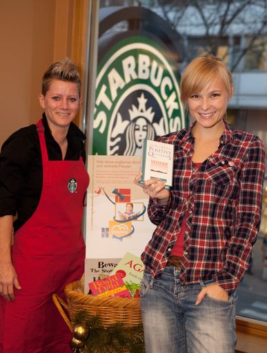  Im Bild v.l.n.r.: Starbucks Storemanagerin Nicole
Thiemens und Sängerin Missy May
