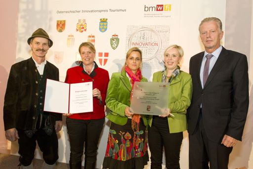 Wirtschafts- und Tourismusminister Mitterlehner
zeichnet in der Kategorie "Kooperation" die Fuschlsee Tourismus GmbH
in Salzburg für das Projekt "Via Culinaria 4 Kids" mit dem zweiten
Platz des 1. Österreichischen Innovationspreises Tourismus aus.
v.l.n.r.: Werner Matieschek, Nicole Radauer, Mag. Christiane Knoll,
GF Mag. (FH) Hildegund Schirlbauer und BM Reinhold Mitterlehner