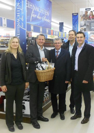 Lidl-Vertriebsleiter Richard Gutmann übergibt
Bürgermeister Walter Geisberger einen Lidl-Deluxe-Geschenkkorb.