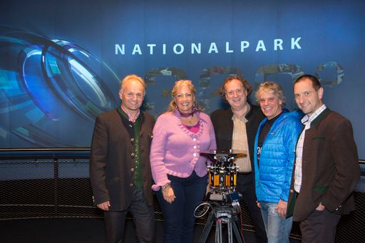  v. l. n. r. Im Nationalparkzentrum Mittersill
wurden heute erste einzigartige Einblicke in die neue "Nationalpark
360Grad"-Erlebniswelt präsentiert: GF Mag. Christian Wörister
(Ferienregion Nationalpark Hohe Tauern GmbH), Landesrätin Dr. Tina
Widmann, Dr. Norbert Winding (Haus der Natur, Salzburg), GF Dr.
Michael Schlamberger (ScienceVision) und Direktor Dipl.-Ing.
Wolfgang Urban, MBA (Nationalpark Hohe Tauern Salzburg)