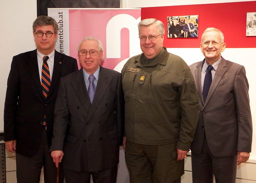 http://www.apa-fotoservice.at/galerie/3639 Im Bild
v.l.n.r.: Mag. Gerhard Starsich (mc-Präsident), Prof. DDr. Erich
Reiter (Sektionschef), Mag. Christian Segur-Cabanac
(Generalleutnant), Dr. Andreas Unterberger (Journalist)