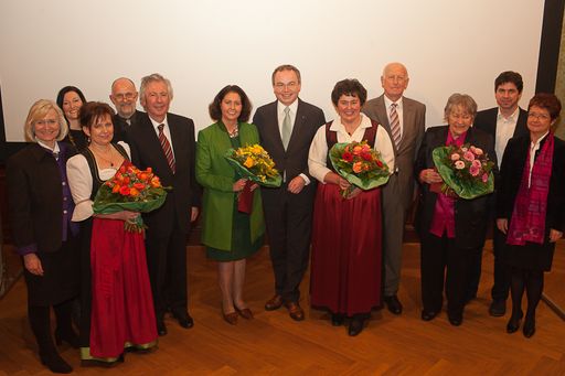 Von links nach rechts: Jury-Mitglieder Anna
Höllerer und Andrea Salzburger, Preisträgerin Anneliese Schippani,
Jury-Mitglied Josef Siffert, Festredner Alfred Komarek,
Preisträgerin Hermine Hackl, Präsident des Ökosozialen Forums
Stephan Pernkopf, Preisträgerin Gabriele Wild-Obermayr,
Jury-Vorsitzender Leopold März, Preisträgerin Maria Drewes,
Geschäftsführer des Ökosozialen Forums Klemens Riegler-Picker,
Jury-Mitglied Michaela Stefan
