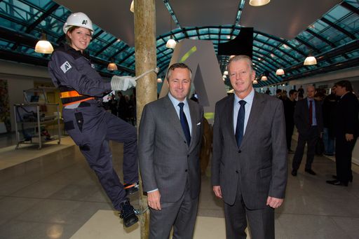 Hannes Ametsreiter, Generaldirektor A1 und Telekom
Austria Group, und Reinhold Mitterlehner, Bundesminister für
Wirtschaft, Jugend und Familie, mit Sandra Hirzinger, A1 Lehrling im
Bereich "Telekommunikations- und Informationstechnik, im 1.
Lehrjahr.