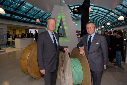 Vorschau Bild von Reinhold Mitterlehner und Hannes Ametsreiter
betonten beim A1 Lehrlingsevent die hohe Bedeutung gut ausgebildeter
Lehrlinge für den Wirtschaftsstandort Österreich.