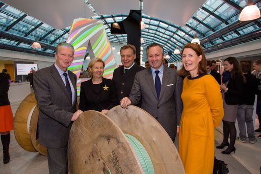 Vorschau Bild von v.l.n.r.: Reinhold Mitterlehner, Bundesminister für
Wirtschaft, Jugend und Familie, Brigitte Jank, Präsidentin der
Wirtschaftskammer Wien, Walter Hotz, Vorsitzender des
Zentralausschusses der A1 Telekom Austria AG, Hannes Ametsreiter,
Generaldirektor A1 und Telekom Austria Group, und Henrietta
Egerth-Stadlhuber, Geschäftsführerin der Österreichsichen
Forschungsförderungsgesellschaft mbH, beim A1 Lehrlingsevent.