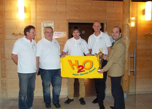 Gelungene Kooperation und Eröffnung des
Sauna-AustriaCups in der H2O Hoteltherme: v.l.n.r. : Tiroler
Landesmeister Werner Platter, Uwe Zorn, Sauna-Weltmeister Hubert
Luckner, Sauna-Guru Bernd Gritschacher und GF H2O Hoteltherme Mag.
Christian Rotter