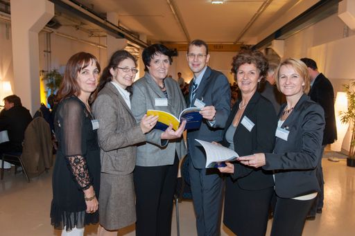 Das Organisationsteam von EBG und PEG MedAustron. Im Bild
(v.l.n.r.): Martina Schlögl, DI Ulrike Mandl-Schweiger, Univ.-Prof.
Dr. Ramona Mayer, MSc., Mag. DI Dr. Thomas Schreiner, Ursula
Schindler, Mag. Dr. Ingeborg Zeh