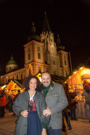 Stimmungsvoller ZDF-Dreh für die steirische
Lafer-Weihnachtsendung. Johann Lafer und Barbara Wussow vor der
Basilika Mariazell.