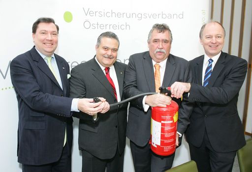 Vorschau Bild von http://www.apa-fotoservice.at/galerie/3634/ Im Bild
v.l.n.r.: Dr. Louis Norman-Audenhove (Generalsekretär des
Versicherungsverbandes Österreich VVO), Dr. Luciano Cirinà
(Präsident des Versicherungsverbandes Österreich VVO), Ing.Wolfgang
Fiala BSc (Sachverständiger für Brand- und Explosionsermittlung) und
Dr. Othmar Thann (Direktor des Kuratoriums für Verkehrssicherheit)