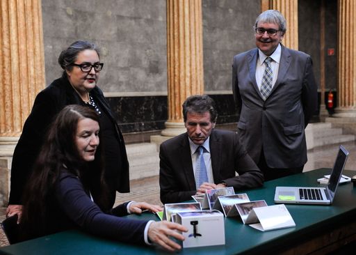 Minister Töchterle und FWF-Präsident Kratky
besuchen anlässlich der Bekanntgabe der Ausschreibungsergebnisse ein
Projekt an der Akademie der bildenden Künste