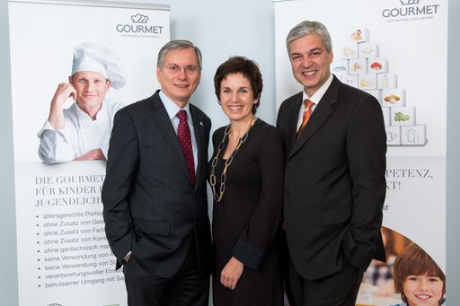 Start der GOURMET-Ernährungsoffensive mit
Bundesminister Alois Stöger, Ernährungswissenschafterin Mag. Claudia
Ertl-Huemer (GOURMETGROUP), Geschäftsführer Herbert Fuchs
(GOURMETGROUP)