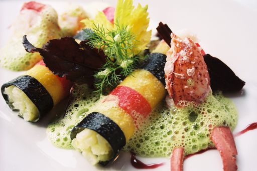  Internationale Hotel- und Restaurantführer
vergeben zum wiederholten Mal Auszeichnungen an die Gourmetstube
Einhorn im Romantik Hotel Stafler in Südtirol. Darunter ist auch
wieder ein begehrter Michelin-Stern für Chefkoch Peter Girtler.