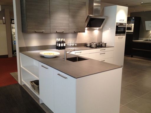 Sehr schlank und enorm belastbar sind
Küchenarbeitsplatten aus Keramik von STRASSER Steine - im Bild das
Modell "Basalt Grey", Stärke: 10 Millimeter.