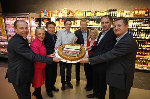 http://www.apa-fotoservice.at/galerie/3723 Im Bild
v.l.n.r.: Max Hiegelsberger (Landesrat), LAbg. a.D. Elisabeth
Freundlinger, Ing. Reinhold Entholzer (Landesrat), BILLA
Mitarbeiter, Josef Holzleitner (BILLA Vertriebsdirektor), Silke
Schrattenecker (BILLA Marktmanagerin Meggenhofen), Klaus Egger
(BILLA Vertriebsmanager), Mag. Gerald Neuwirth (Der Freundliche
Maler)