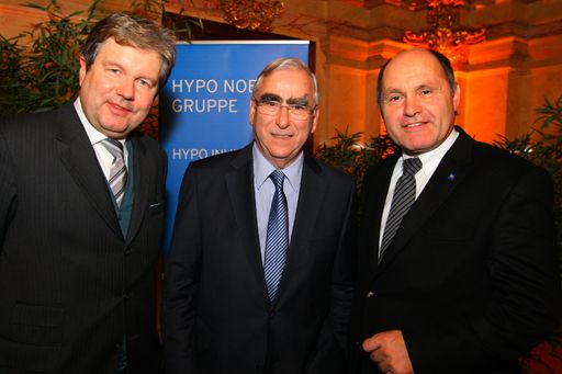  Im Bild von li. nach re.: HYPO NOE-Generaldirektor
Peter Harold gemeinsam mit dem deutschen Finanzminister a.D. Theo
Waigel und NÖ LH.Stv. Wolfgang Sobotka beim HYPO Invest Club im
Palais Niederösterreich
