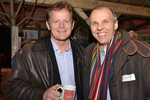 Vorschau Bild von Ernst Heger, CIO bei der ÖBB Infrastruktur, genoss
gemeinsam mit Hannes Färberböck (ANECON, rechts) einen wärmenden
Punsch.