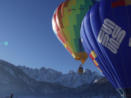 Seit 20 Jahren starten die "Ritter der Lüfte"
mit ihren farbenprächtigen Ballonen zum Jahresauftakt in den
kristallklaren Winterhimmel über Gosau.