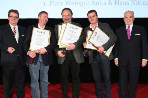 http://www.apa-fotoservice.at/galerie/3739 Die
Falstaff-Sieger 2012 (im Bild vlnr.): Peter Moser (Chefredakteur
Falstaff), Paul Achs (3. Platz, Blaufränkisch Spiegel 2010), Hans
Nittnaus (1. Platz, Pannobile 2010), Gerhard Markowitsch (2. Platz,
Rosenberg 2010), Wolfgang Rosam (Herausgeber Falstaff)