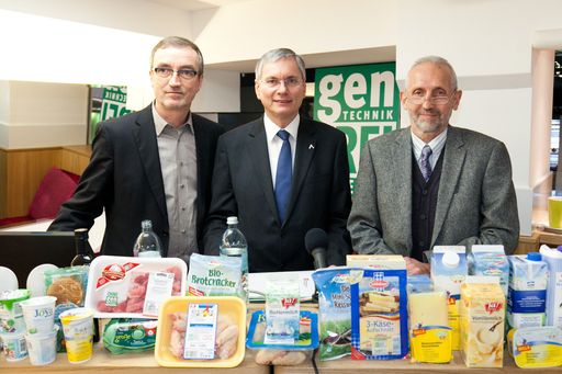 http://www.apa-fotoservice.at/galerie/3737/ Im Bild
v.l.n.r.: Florian Faber (Geschäftsführer ARGE Gentechnik-frei),
Alois Stöger (Gesundheitsminister), Markus Schörpf (Obmann ARGE
Gentechnik-frei)