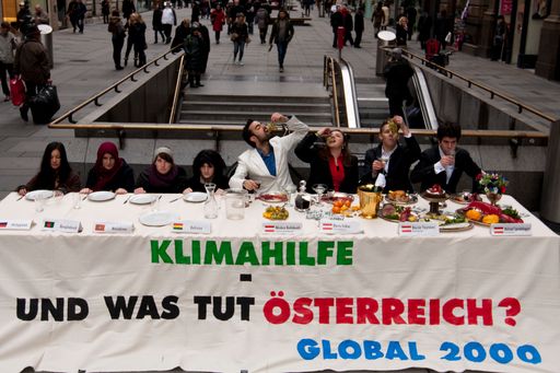 GLOBAL 2000: Klimahilfe - Was tut Österreich? Die
Wiener AktivistInnen ließen heute die österreichische
Bundesregierung an einem Festmahl teilnehmen, während für die vom
Klimawandel Betroffenen nur Krümel abfielen