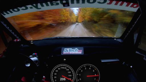 Der Vize-Rallyestaatsmeister Beppo Harrach mit 206
km/h durch den Wald
