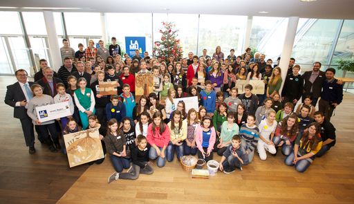 Miteinander für unseren Boden! Kinder, Jugendliche
und Projektverantwortliche aus Ungarn, der Slowakei und
Niederösterreich bei der Veranstaltung zum Weltbodentag im NÖ
Landesmuseum.