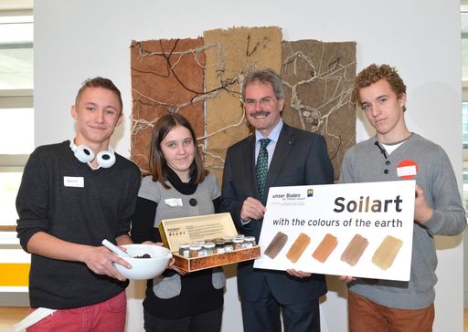  Im Bild vlnr.: Dominick aus NÖ, Enikö aus Ungarn,
LR Karl Wilfing und Samuel aus der Slowakei