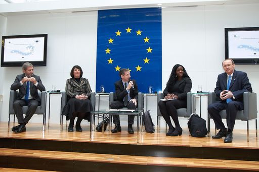 http://www.apa-fotoservice.at/galerie/3749 Im Bild
v.l.n.r. Johannes Hahn (EU-Kommissar für Regionalpolitik), Eva
Nowotny (Mitglied des Vorstands der Österreichischen Gesellschaft
für Europapolitik), Wolfgang Böhm (Moderation, Die Presse), Melissa
Ofoedu (Österreichische UNO-Jugenddelegierte) und Othmar Karas
(Vizepräsident des Europäischen Parlaments)