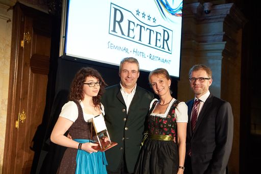  http://www.apa-fotoservice.at/galerie/3706 Im
Bild v.l.n.r.: Sophia, Hermann und Ulli Retter (Seminarhotel Retter
aus Pöllauberg in der Steiermark) und Thomas Wolfsegger, Hrsg. Tagen
in Österreich