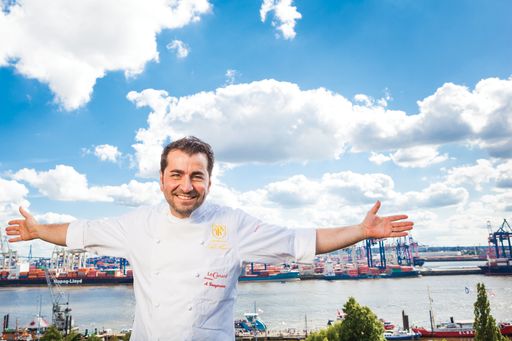 Vorschau Bild von Der einzige türkische Sternekoch Ali Güngörmüs
aus dem Le Canard Nouveau Hamburg kocht beim Linzer Gourmetfrühling
im Promenadenhof.
