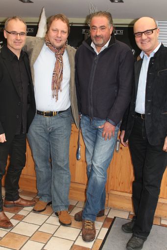 Vorschau Bild von Sie haben seit 2009 schon 70 Kochstars zu den
Culinary Art Festivals nach Linz geholt: hotspots Obmann KommR
Robert Seeber (Promenadenhof), hotspots Genussbotschafter Hans
Reisetbauer, hotspots Vorstand Anton Gallistl (Pöstlingberg
Schlöss'l) und hotspots Projekt-Manager Edi Altendorfer, Netzwerk
Gruppe (v. r. n. l.).