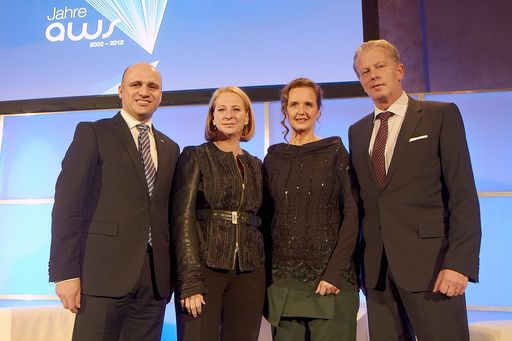 10 Jahre aws - von der Idee zum Markterfolg. Im
Bild v.l.n.r.: Bernhard Sagmeister (Geschäftsführer aws), BM Doris
Bures, Edeltraud Stiftinger (Geschäftsführerin aws), BM Reinhold
Mitterlehner