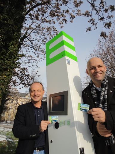 Vorschau Bild von Albert Kreiner (li.) und Gerald Miklin mit der
ersten intelligenten Ladestation von Lebensland Kärnten in
Klagenfurt.