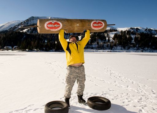 Vorschau Bild von Strong Man Hubert Dörer stemmt einen 100kg
Baumstamm am Eis des Turracher Sees.