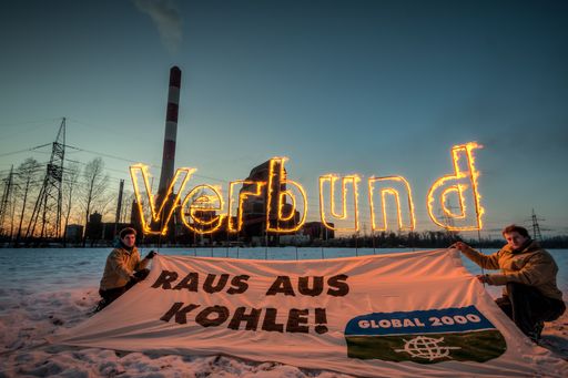 GLOBAL 2000 an Verbund: Raus aus der Kohle! GLOBAL
2000 Aktivisten entzündeten vor dem Kohlekraftwerk Mellach ein
Verbund-Logo.