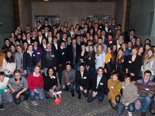 Wissenschafts- und Forschungsminister Dr. Karlheinz Töchterle mit
den Teilnehmern des BMWF-Projekts "Rio+20 - Wissenschaftler/innen
und Jugendliche ziehen Bilanz".