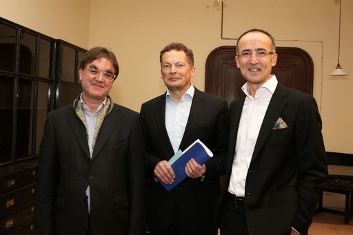 http://www.apa-fotoservice.at/galerie/3615/ Im Bild
v.l.n.r.: Dr. Diethard Leopold (Vorstand, Leopold
Museum-Privatstiftung), Dir. Mag. Peter Weinhäupl (Managing
Director, Leopold Museum-Privatstiftung) und Dr. Tobias G. Natter
(Museologischer Direktor, Leopold Museum-Privatstiftung)