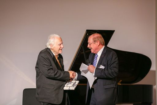 Dr. Hugo Eberhardt gratulierte Prof. Demus