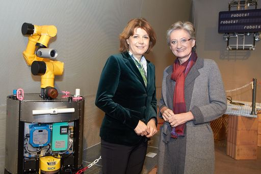  http://www.apa-fotoservice.at/galerie/3704 Im Bild
v.l.n.r. Dr. Gabriele Zuna-Kratky, Direktorin Technisches Museum
Wien und Bundesministerin Claudia Schmied