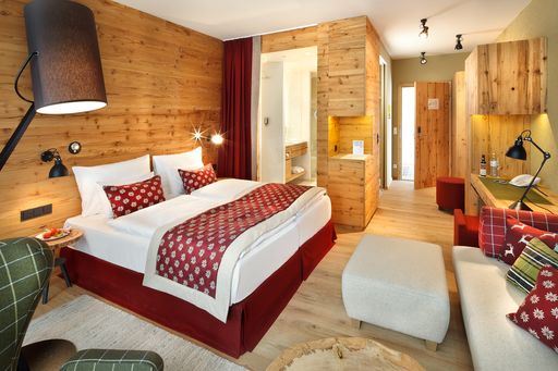  Der Mix aus urbanem Lifestyle und uriger
Berghütte zeichnet das Interieur-Design im Falkensteiner Hotel
Schladming aus.