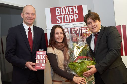  http://www.apa-fotoservice.at/galerie/3766 Im Bild
v.l.n.r. Arno Wohlfahrter (Leiter des Privat- und
Geschäftskundenvertriebs der BAWAG P.S.K.), Karin Nemec (Kundin) und
Michael Kloiber (Leiter der BAWAG P.S.K. Filiale Meidlinger
Hauptstraße)