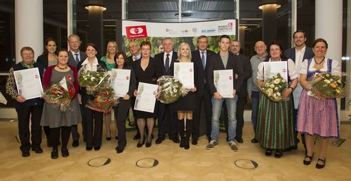 (v.l.n.r.): Maria Beneduc (Bgld.), Ramona Schöser
(T), Daniela Moser (T), Wirtschaftsminister Dr. Reinhold
Mitterlehner, Johanna Moser (T), Daniela Soykan (Moderation), Maria
Mair (T), Dr. Günter Geyer, Präsident Verein 'PflegerIn mit Herz',
Helene Gludovatz (W), Sozialminister Rudolf Hundstorfer, Marina Auer
(Sbg.), Mag. Robert Lasshofer, Generaldirektor Wiener Städtische
Versicherung, Dominik Nussbaumer (OÖ), Dr. Peter Bosek, Privat- und
Firmenkundenvorstand Erste Bank, Josef Lechner (NÖ), Monika
Ziegerhofer (Stmk.), Adolf Peichl (Ktn.) und Bernadette Schneider
(Vbg.)