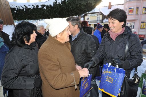  Foto1 (Credit: Team Stronach Steiermark): Team Stronach
Steiermark-Landesobfrau Waltraud Dietrich verteilt beim
Adventausflug in Mariazell Geschenke an die zahlreichen Senioren.-